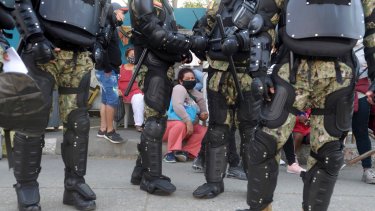 Familiares de reclusos esperan noticias afuera de la penitenciaría del Litoral en Guayaquil. (Foto: AP)