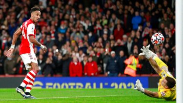 Dibu Martínez atajó el penal, pero no pudo contener el rebote. (Foto: AP)