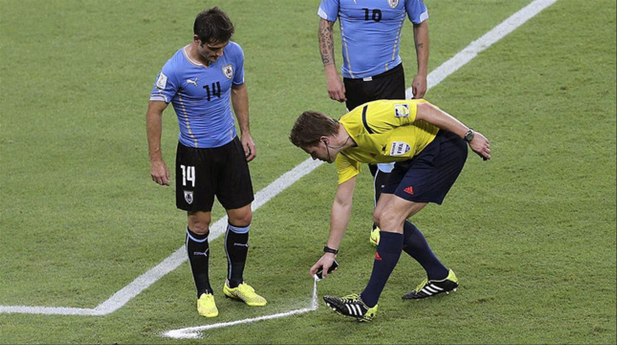 El argentino que inventó el spray de los árbitros le ganó un juicio millonario a la FIFA. 