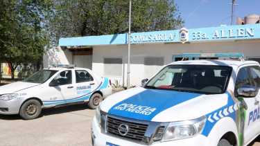 Un efectivo policial  de la Comisaría 33, protagonizó un valiente procedimiento en Allen. Foto Juan Thomes.