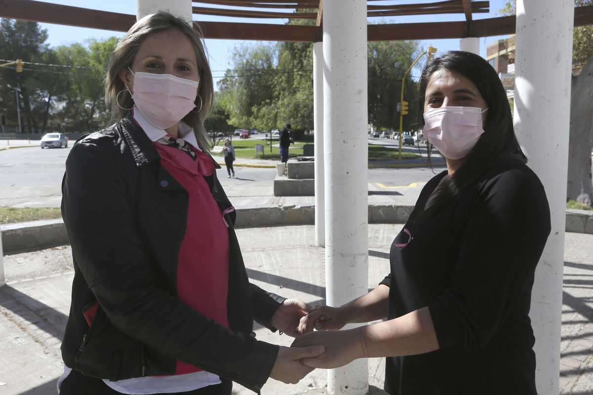 Marita y Adriana, dos mujeres de Allen que unieron fuerzas al atravesar un cáncer de mama y luchan por la prevención. Foto: Juan Thomes