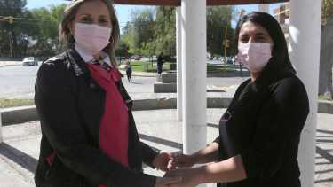 Marita y Adriana, dos mujeres de Allen que unieron fuerzas al atravesar un cáncer de mama y luchan por la prevención. Foto: Juan Thomes