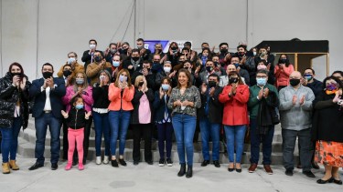 La foto final del encuentro en Jacobacci, con la gobernadora al frente y las candidatas Ibero y Ávila en primera fila.