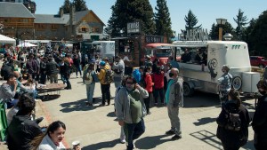 Desde temprano, barilochenses y turistas recorren los puestos de Bariloche a la Carta