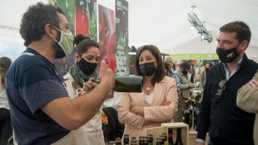 La gobernadora Arabela Carreras recorrió este lunes los stands de los emprendedores que participaron del Bariloche a la Carta, en el Centro Cívico. (Foto Marcelo Martínez)