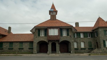 El edificio Movilidad de Parques Nacionales está ubicado en la costanera y existieron varios proyectos para cambiar su destino. Foto: Marcelo Martinez