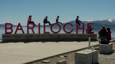 La foto en las letras corpóreas en la costa del lago ya es un clásico. Foto: Marcelo Martínez