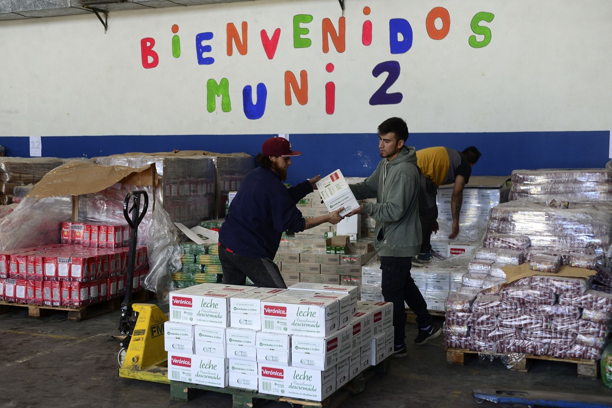 La provincia realiza la compra de 50.000 módulos navideños y el municipio de Bariloche refuerza en su ciudad con bolsones propios. Foto: Chino Leiva