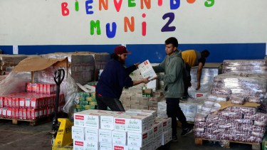La provincia realiza la compra de 50.000 módulos navideños y el municipio de Bariloche refuerza en su ciudad con bolsones propios. Foto: Chino Leiva