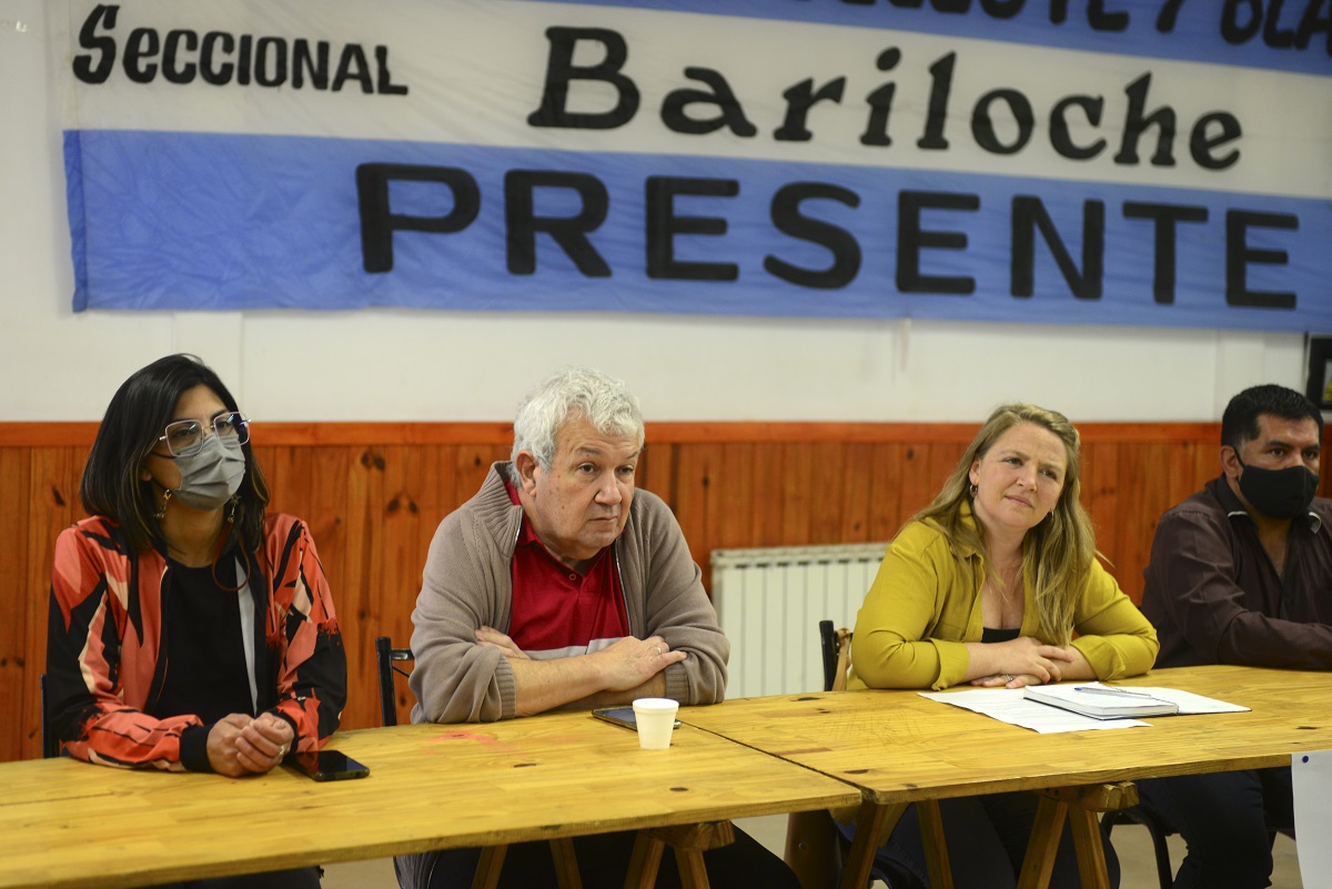 Luis Cionfrini, de la CGT Zona Andina, rodeado por la diputada Ayelén Spósito y la candidata del Frente de Todos, Ana Marks. Foto: Chino Leiva