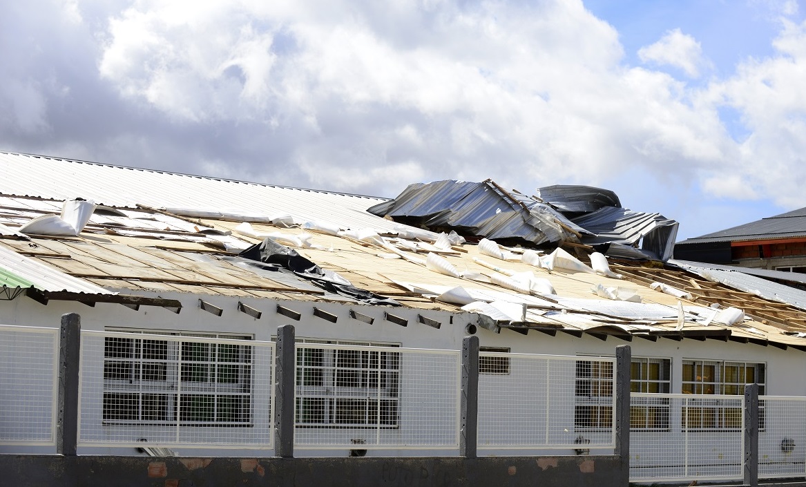 La Escuela Primaria 315 del barrio Malvinas, del Alto de Bariloche fue una de las más afectadas por la voladura del techo. Foto: Chino Leiva