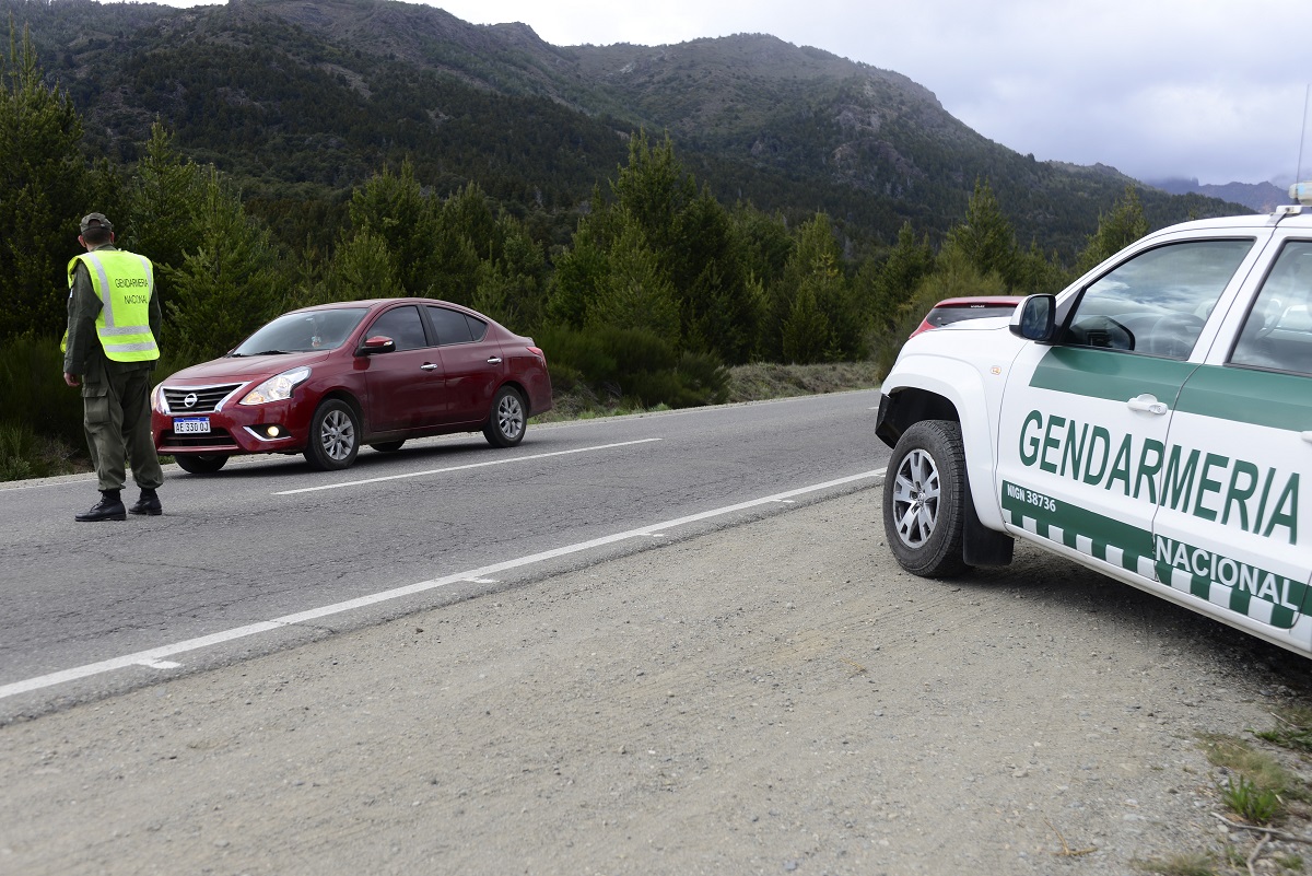 Luego del compromiso del ministro Aníbal Fernández, Gendarmería salió hoy a controlar en la ruta provincial 82, en Bariloche. Foto: Chino Leiva
