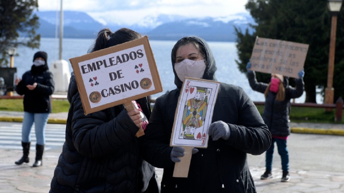 El año pasado los trabajadores del casino de Bariloche realizaron diversos reclamos por el pago de sus salarios. Archivo