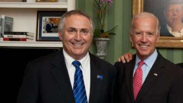 Marc R. Stanley con el presidente norteamericano Joe Biden.