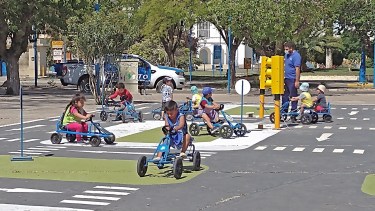 Se realizaron juegos asociados a los colores del semáforo y actividades en familia.