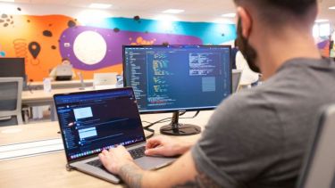 La búsqueda está orientada hacia quienes tienen conocimientos y habilidades en tecnología.-