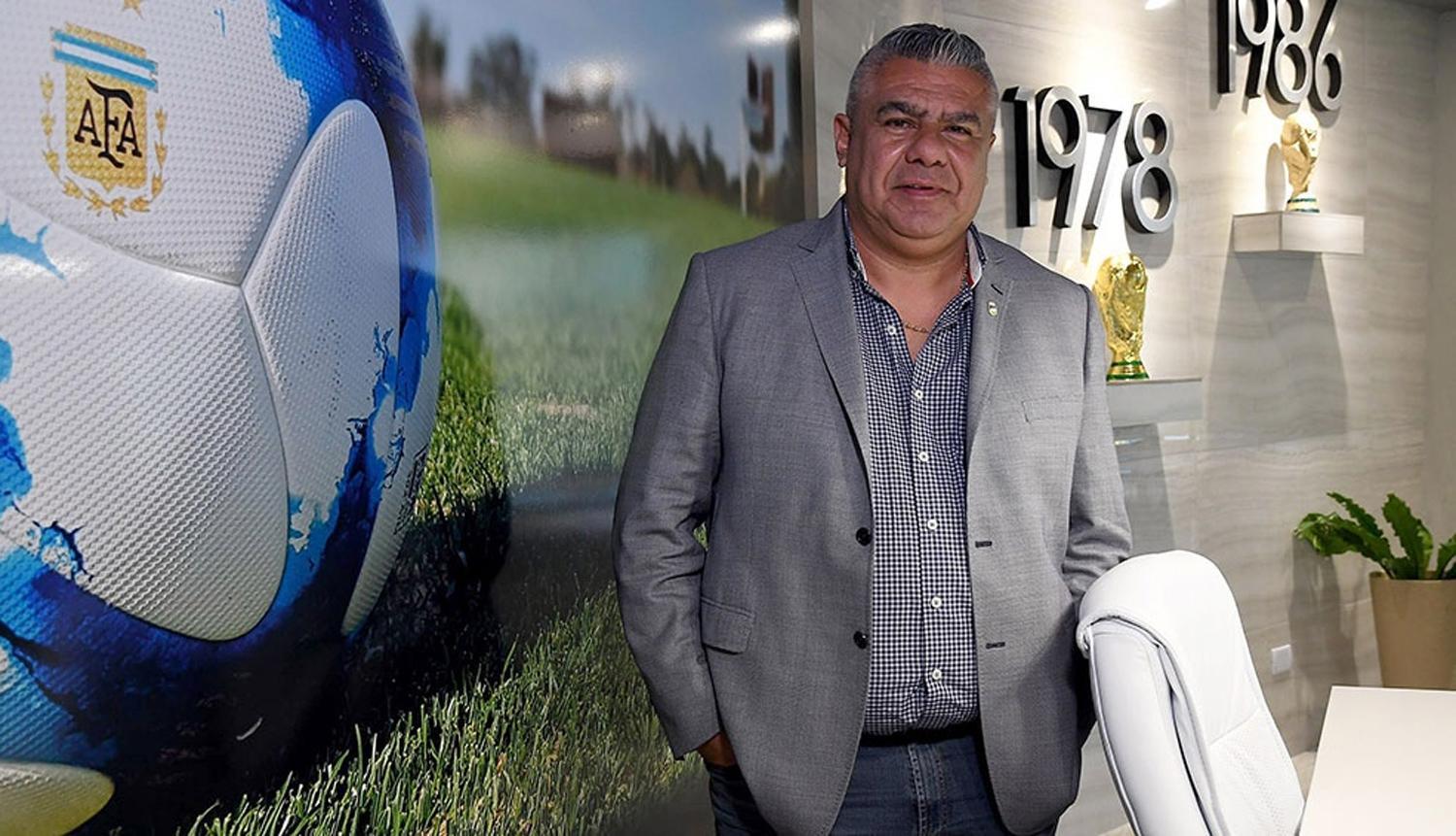 Claudio Chiqui Tapia firmó un convenio en representación de la AFA y la selección argentina realizará en Abu Dhabi la preparación para el Mundial de Qatar. Gentileza.