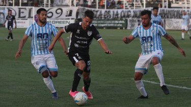 Cipolletti y Sol de Mayo empataron el último fin de semana 1 a 1 en La Visera. Foto: Juan Thomes 