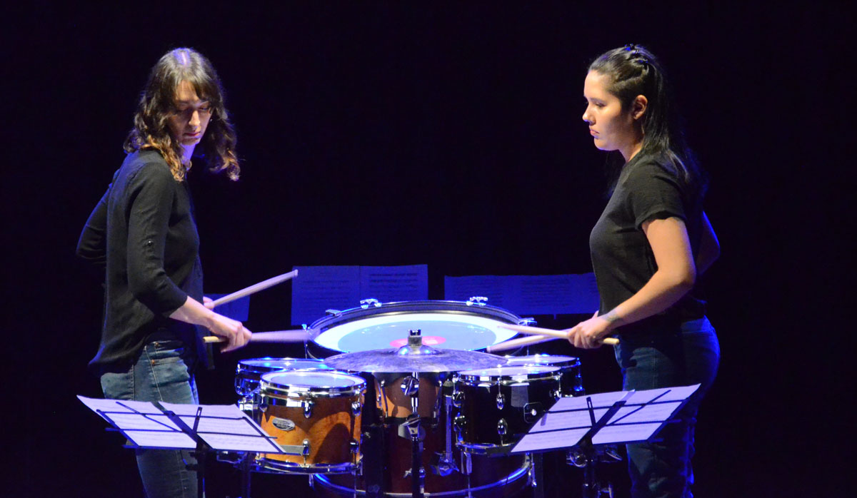 Carla Jensen y Antonella Lardani en percusión. Foto Gino Avoledo