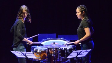 Carla Jensen y Antonella Lardani en percusión. Foto Gino Avoledo