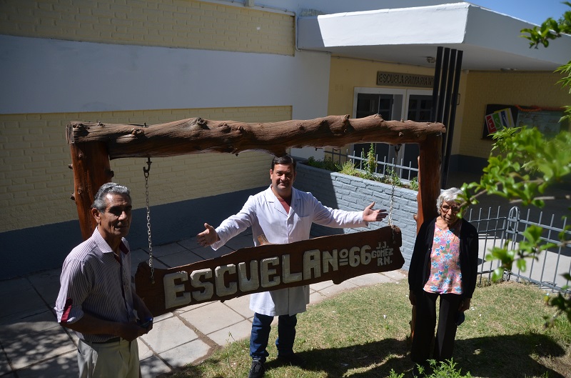 Javier Callejas, director titular de la escuela, recibió a dos ex alumnos y compartieron anécdotas. Foto: Gino Avoledo