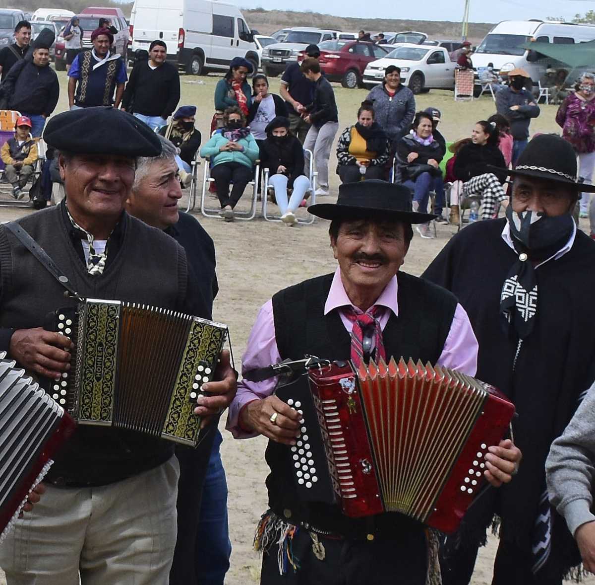 Los músicos con sus verduleras y el público listo para salir a bailar. Foto Andrés Maripe
