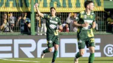 Miguel Merentiel, la gran figura del partido en Florencio Varela.