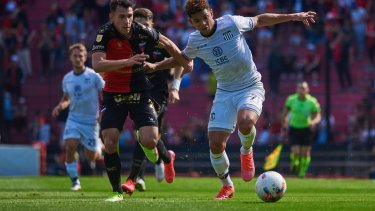 Ante un buen marco de público, Colón le gana a Talleres en el 'Cementerio de los Elefantes'.