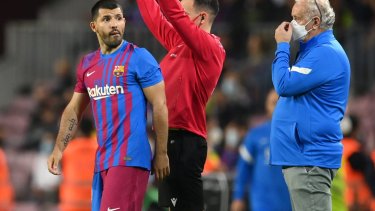 El Kun se predispone a entrar en el minuto 86' contra Valencia. 