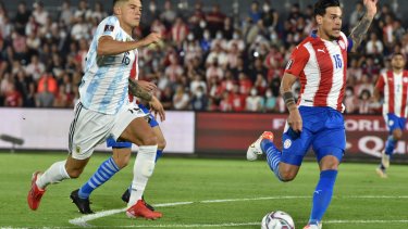 Joaquín Correa es el acompañante de Lionel Messi en la delantera de la selección. Gustavo Gómez es el capitán de Paraguay. 