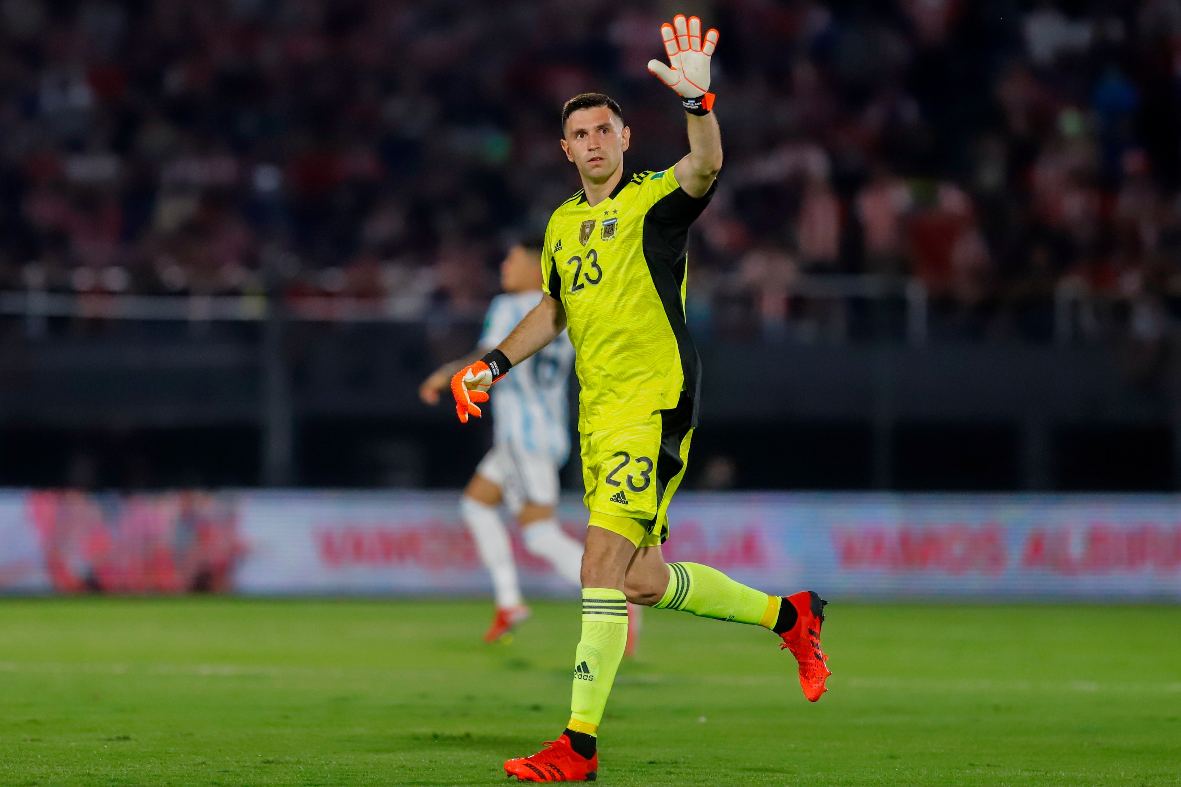 Dibu Martínez y otra noche como figura de la Selección