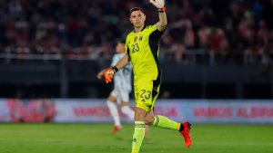 Dibu Martínez y otra noche como figura de la Selección