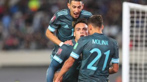 Con un gol de cabeza de Lautaro, Argentina le ganó a Perú y el Mundial está más cerca
