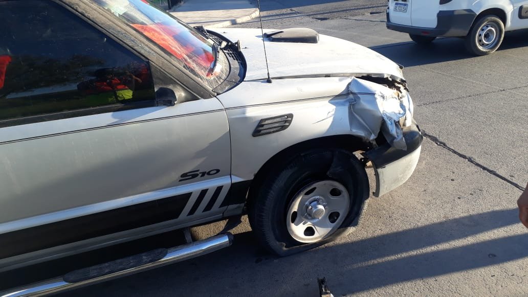 La camioneta impactó contra el tótem de tránsito. Foto: Agustín Orejas