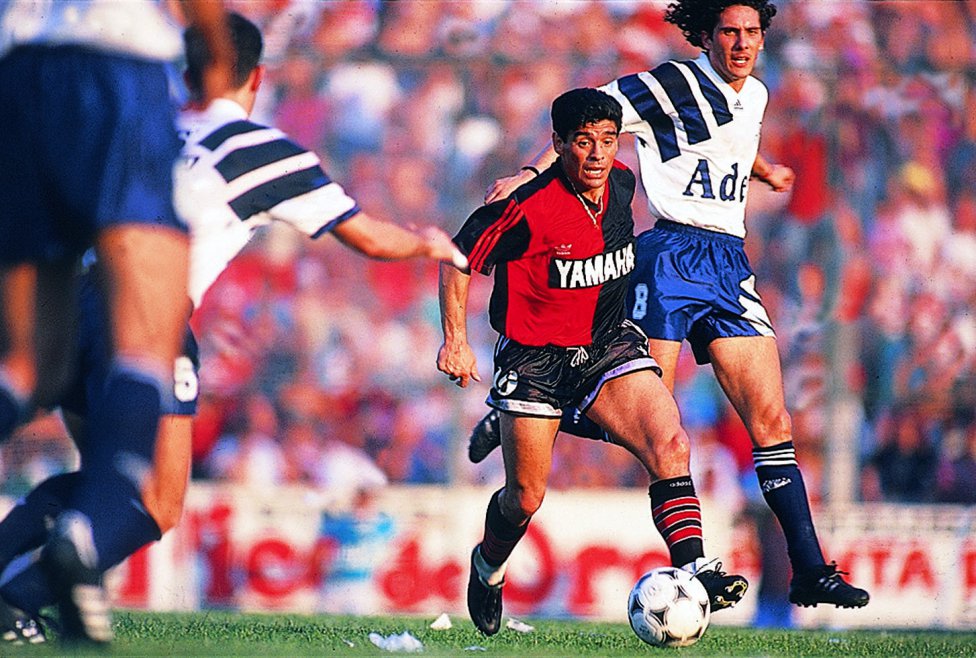 Maradona volvía a jugar en el fútbol argentino después de 12 años con la camiseta de la Lepra.  