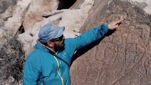 El arqueólogo Hugo Tucker y las pinturas rupestres en Malargüe, 410 km al sur de Mendoza.