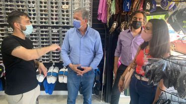 El candidato de Juntos recorrió los barrios Mariano Moreno y Villa María (Gentileza)