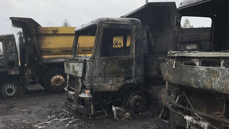 Los camiones quemados en una comuna del sur chileno. 
