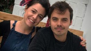 Video: una «fanática» de Benjamín Rojas destrozó el local de la pareja del actor