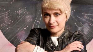 Quién era la mujer que murió en el set de filmación tras el disparo de Alec Baldwin