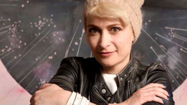 Halyna Hutchins, directora de fotografía fue nombrada como "estrella en ascenso" 2019 por una revista especializada. 