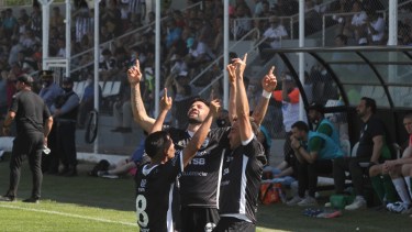 Los hinchas de Cipolletti rezan para que siga Zárate. (Foto: Oscar Livera)