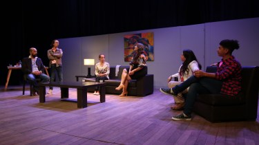 Una sala llena terminó ‘Bajo Terapia’ en Roca