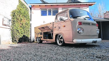 La Volkswagen Kombi Pick-up es modelo 1981. La carga completa puede durar hasta ocho horas.   (gentileza)