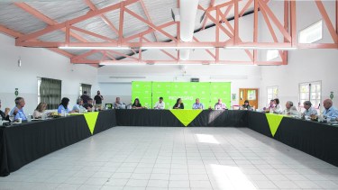 La gobernadora Carreras, acompañada por Palmieri, presidió la reunión de gabinete para ultimar números del presupuesto.