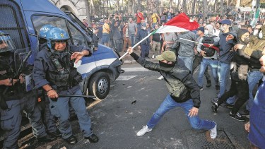  La policia choca con manifestantes contra el pase sanitario en Roma, (Cecilia Fabiano/LaPresse via AP)
