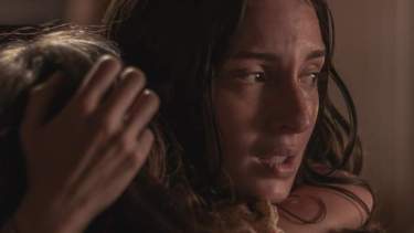 Una imagen de la película “Distancia de rescate”, recientemente estrenada en Netflix, y basada en el libro de la argentina Samanta Schwebling.