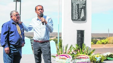 Briceño, Veterano de YPF, junto al gobernador Gutiérrez. 