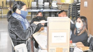 Votan hoy concejales en cinco municipios de Río Negro
