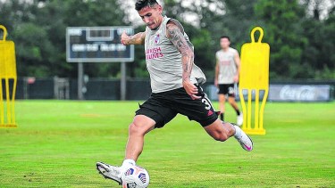 Angileri dejó atrás un desgarro y ocupará el lateral izquierdo.